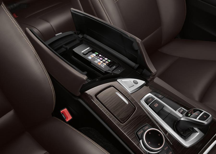 Детали интерьера BMW 535i Sedan Luxury Line (F10) 2013 года  (фото 34 из 40)